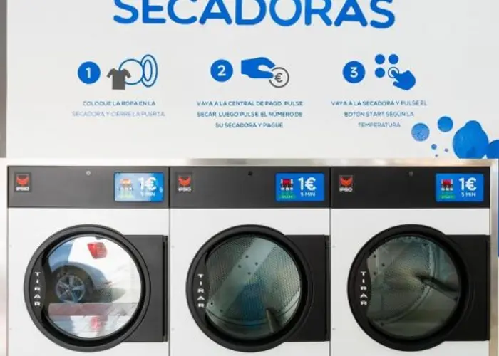 Secadoras de la Lavandería Azul de El Fraile con las instrucciones en tres pasos