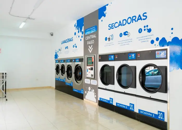 Interior de la Lavandería Azul de El Fraile con la central de pago