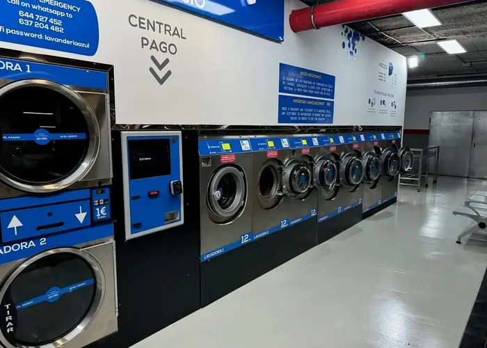 Fila de lavadoras de la Lavandería Azul del CC Siam Mall