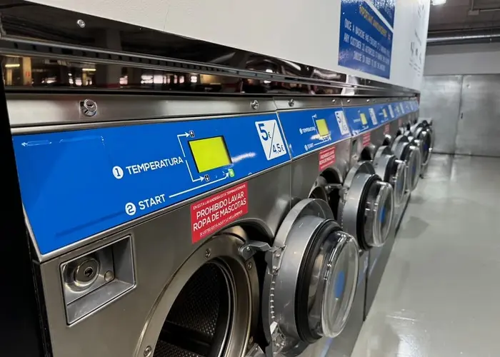 Panel de una lavadora del CC Siam Mall: temperatura y botón START